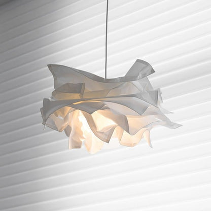Molnformad pendellampa i nordisk design för sovrum vardagsrum hotellmiljö