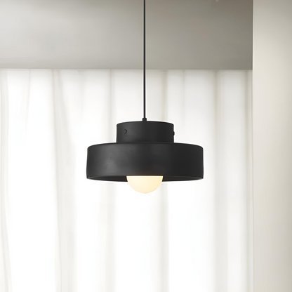Modern takpendel i minimalistisk design med justerbar upphängning