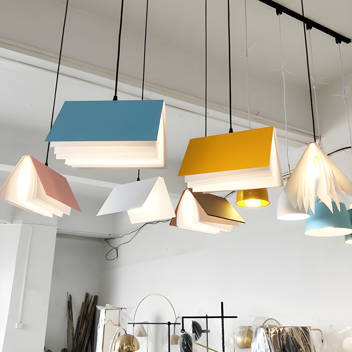 Kreativ bokformad takpendel färgglad modern barnrum lampa inredning