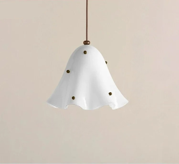 Blomformad pendellampa – fransk retrodesign i modern tolkning