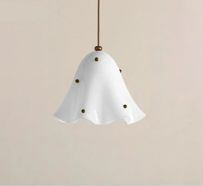 Blomformad pendellampa – fransk retrodesign i modern tolkning