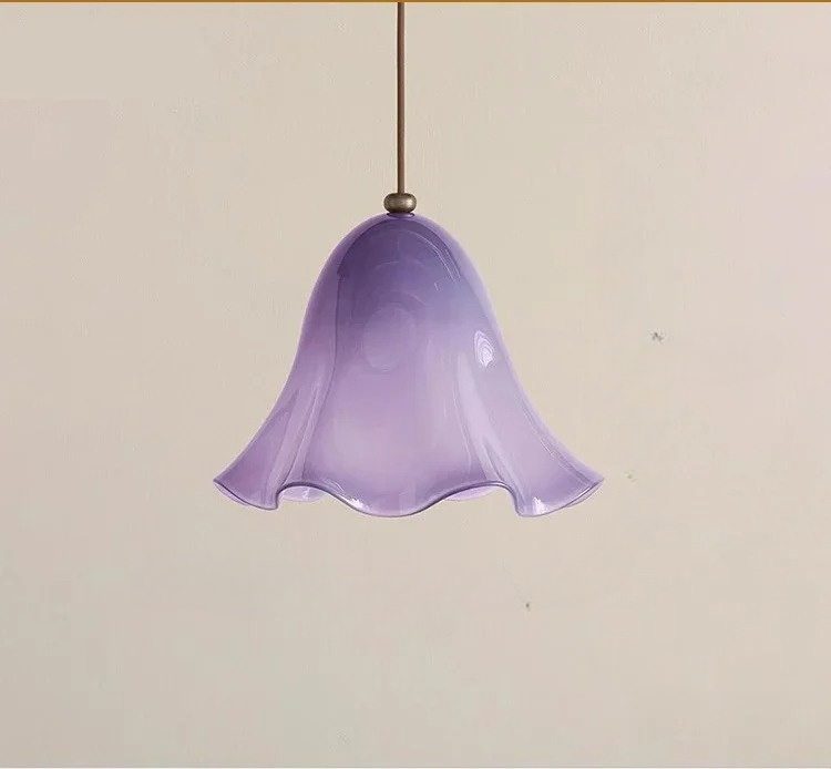 Blomformad pendellampa – fransk retrodesign i modern tolkning