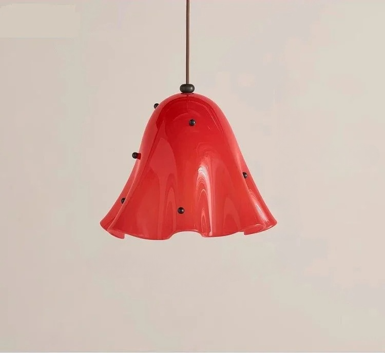 Blomformad pendellampa – fransk retrodesign i modern tolkning