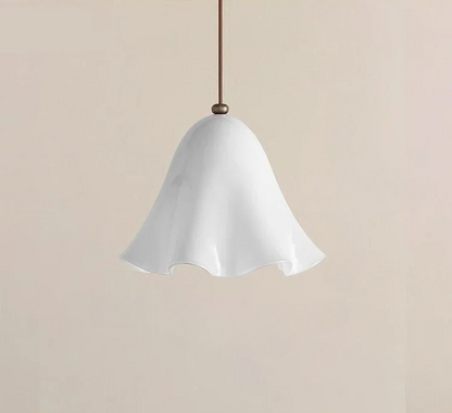 Blomformad pendellampa – fransk retrodesign i modern tolkning