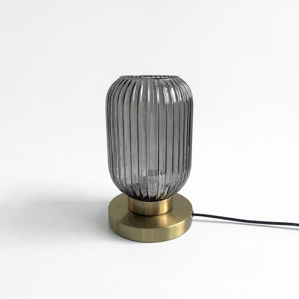 Bordslampa med ribbad glasskärm och guldfot – elegant accentbelysning för hem och hotell