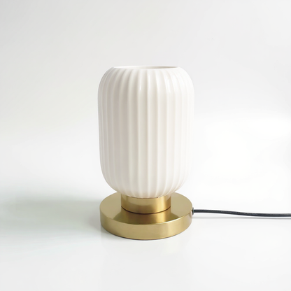 Bordslampa med ribbad glasskärm och guldfot – elegant accentbelysning för hem och hotell