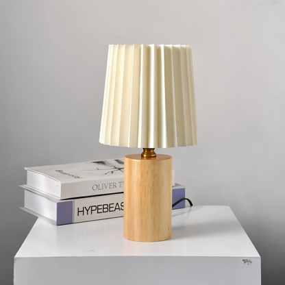 Bordslampa i trä med veckad tygskärm och varmt LED-ljus