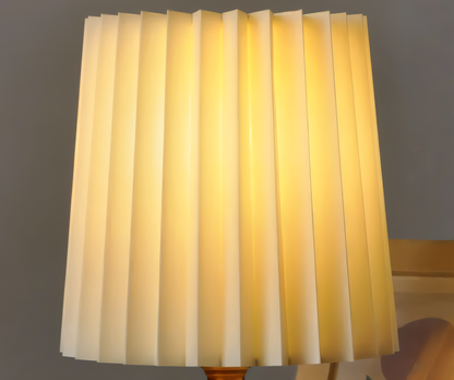 Bordslampa i trä med veckad tygskärm och varmt LED-ljus
