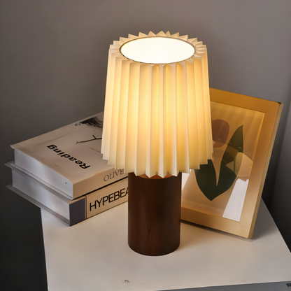 Bordslampa i trä med veckad tygskärm och varmt LED-ljus