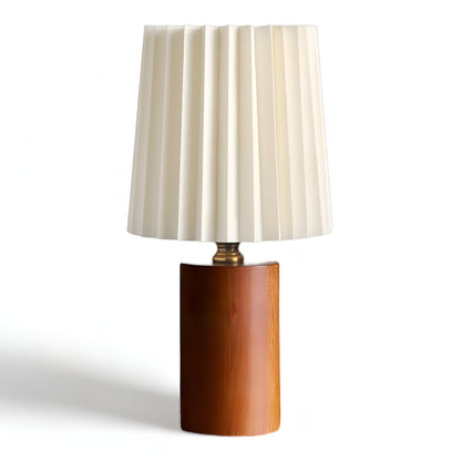 Bordslampa i trä med veckad tygskärm och varmt LED-ljus