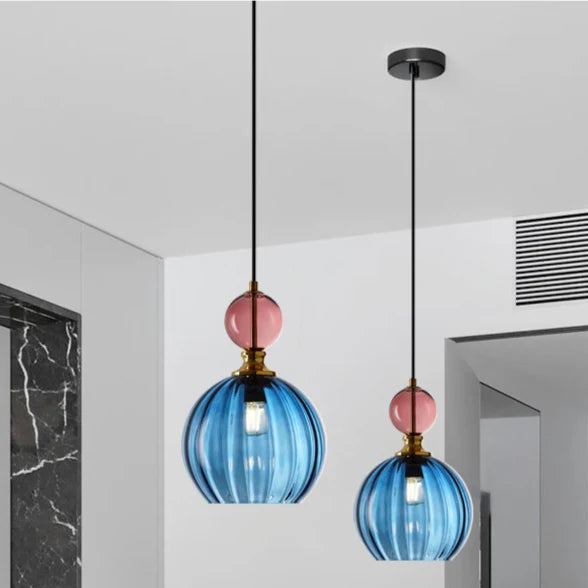 Färgglad glasboll pendellampa – exklusiv nordisk design för matsal och vardagsrum