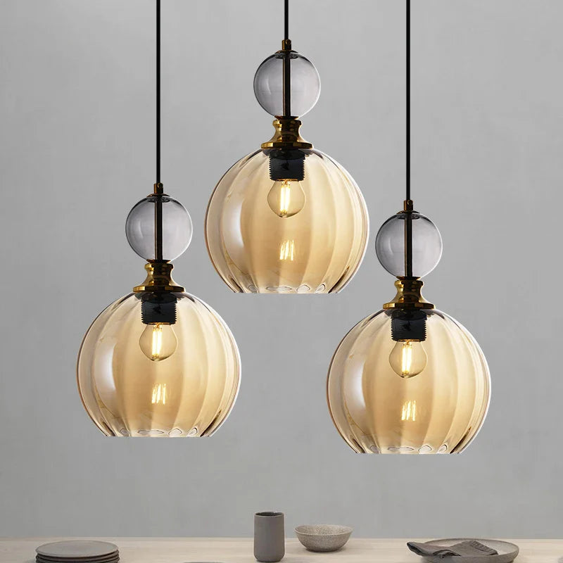 Färgglad glasboll pendellampa – exklusiv nordisk design för matsal och vardagsrum