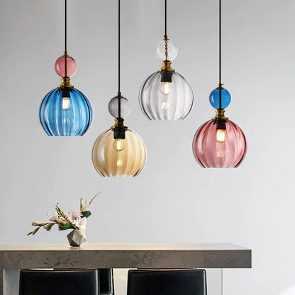 Färgglad glasboll pendellampa – exklusiv nordisk design för matsal och vardagsrum