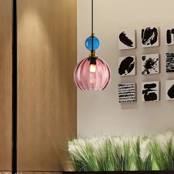 Färgglad glasboll pendellampa – exklusiv nordisk design för matsal och vardagsrum