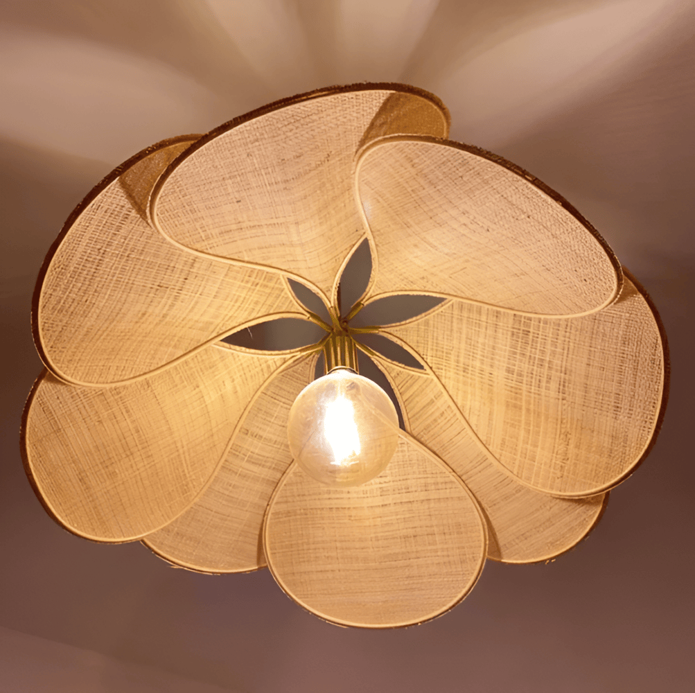 Blominspirerad pendellampa i tyg med LED och skandinavisk design