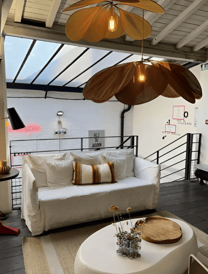 Blominspirerad pendellampa i tyg med LED och skandinavisk design