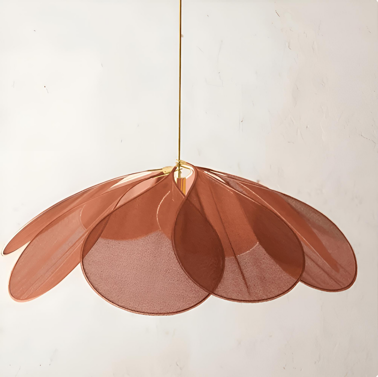 Blominspirerad pendellampa i tyg med LED och skandinavisk design
