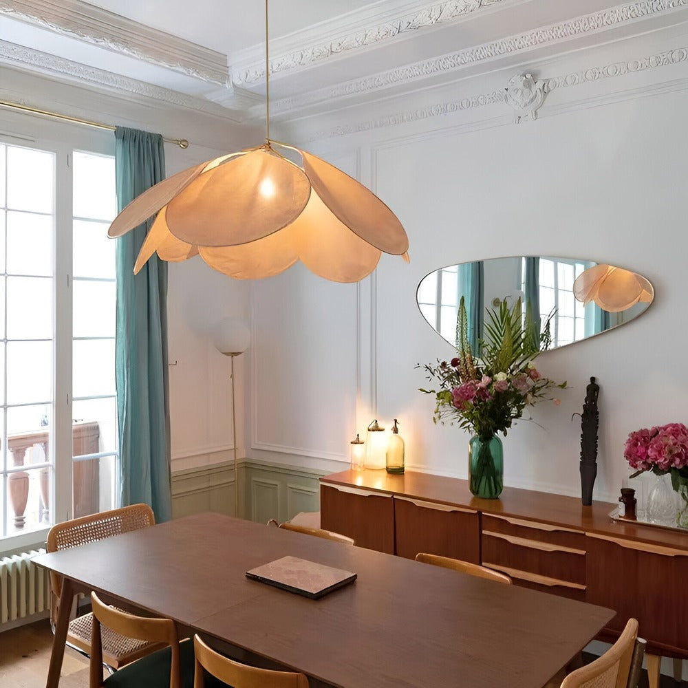 Blominspirerad pendellampa i tyg med LED och skandinavisk design