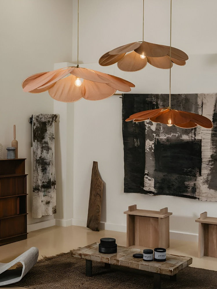 Blominspirerad pendellampa i tyg med LED och skandinavisk design