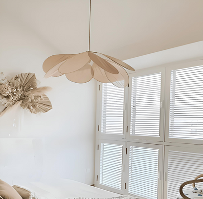 Blominspirerad pendellampa i tyg med LED och skandinavisk design