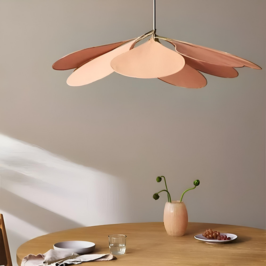 Blominspirerad pendellampa i tyg med LED och skandinavisk design