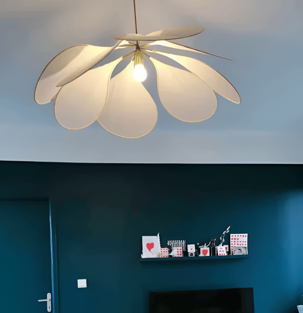 Blominspirerad pendellampa i tyg med LED och skandinavisk design