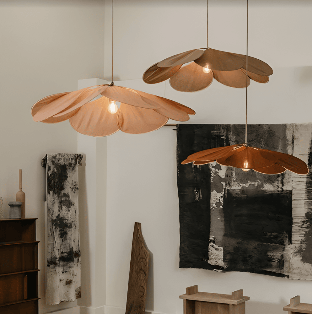 Blominspirerad pendellampa i tyg med LED och skandinavisk design