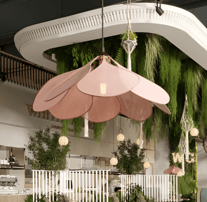 Blominspirerad pendellampa i tyg med LED och skandinavisk design