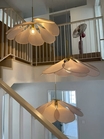 Blominspirerad pendellampa i tyg med LED och skandinavisk design
