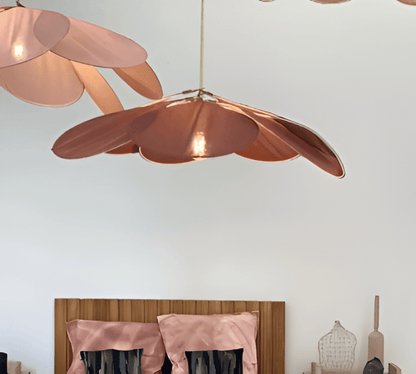 Blominspirerad pendellampa i tyg med LED och skandinavisk design