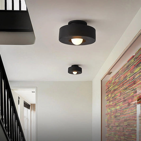 Modern taklampa i minimalistisk design med LED och metallfinish