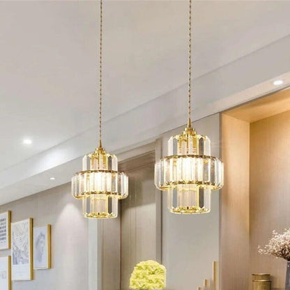 Elegant kristallpendel i svart eller guld med justerbar höjd och varm LED