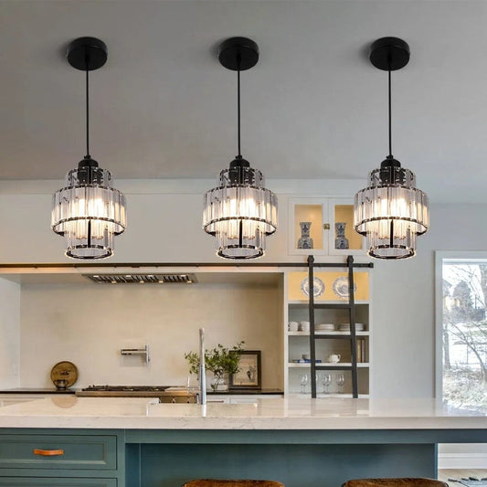 Elegant kristallpendel i svart eller guld med justerbar höjd och varm LED