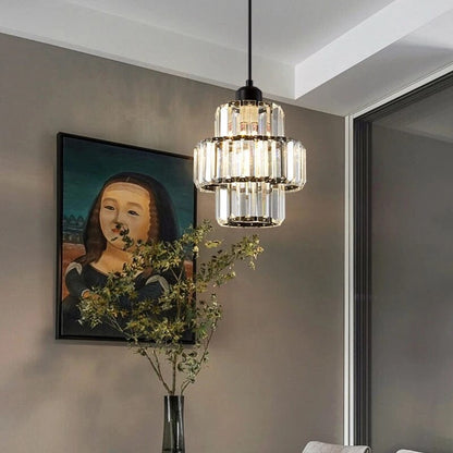 Elegant kristallpendel i svart eller guld med justerbar höjd och varm LED