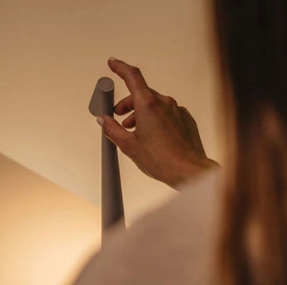 Nordisk trådlös bordslampa med touch och dimbart LED-ljus för flexibel belysning