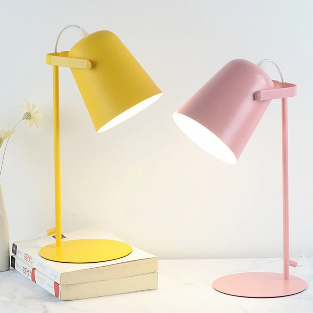 Färgglad bordslampa med justerbar skärm och modern design