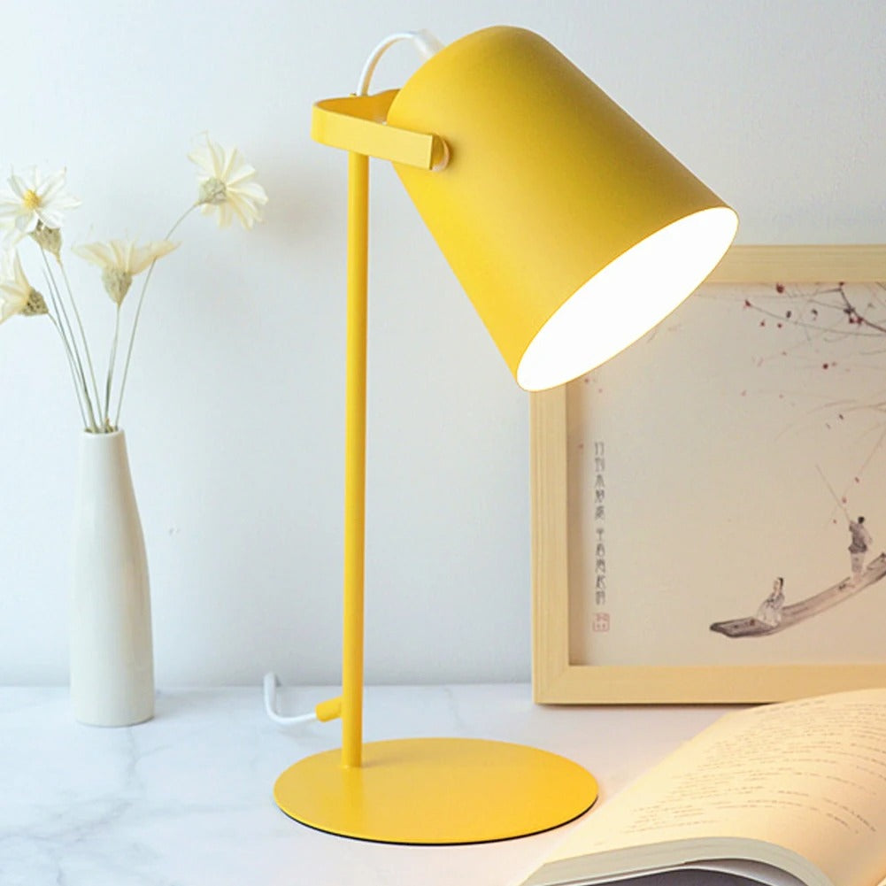 Färgglad bordslampa med justerbar skärm och modern design