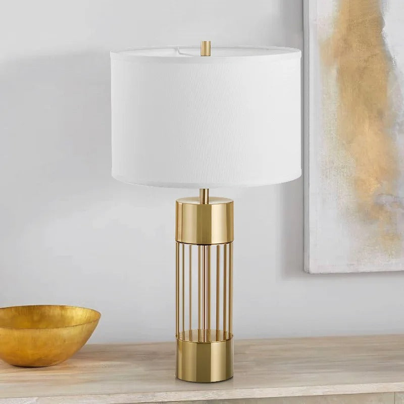 Exklusiv bordslampa i mässing med linneskärm – modern design och varm belysning