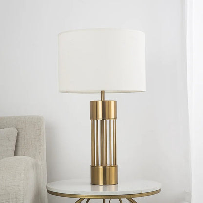 Exklusiv bordslampa i mässing med linneskärm – modern design och varm belysning