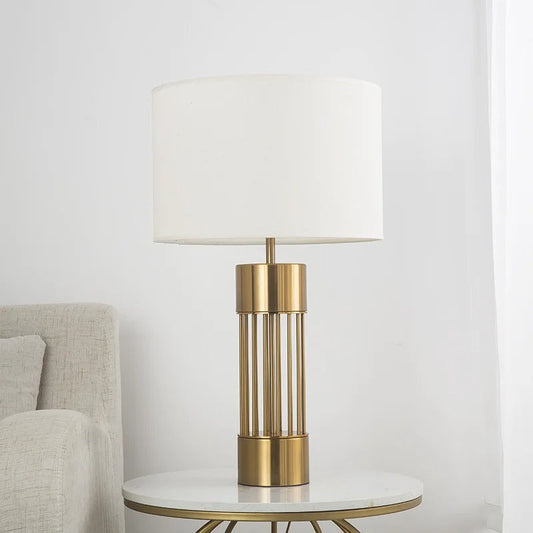 Exklusiv bordslampa i mässing med linneskärm – modern design och varm belysning