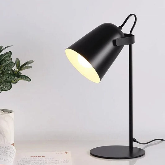 Färgglad bordslampa med justerbar skärm och modern design