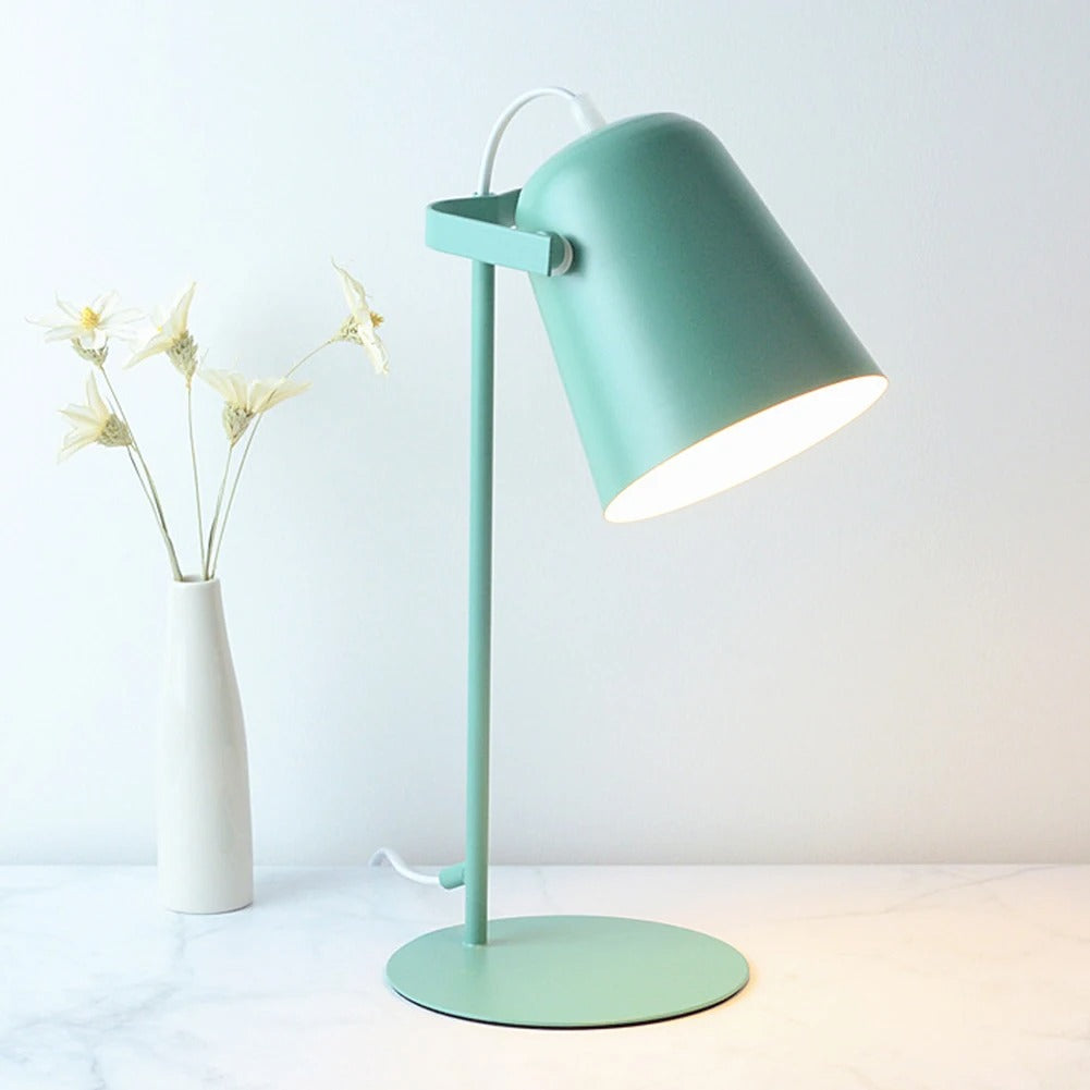 Färgglad bordslampa med justerbar skärm och modern design
