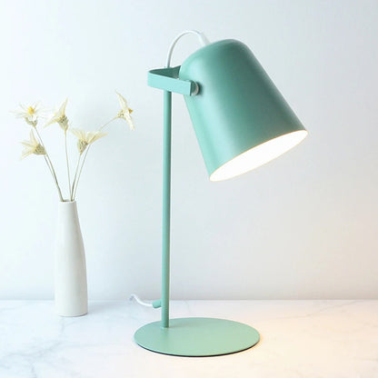 Färgglad bordslampa med justerbar skärm och modern design