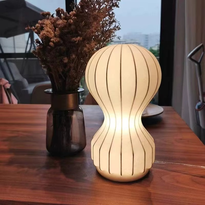 Modern vit cocoon bordslampa med skulptural design för sovrum vardagsrum och läshörna