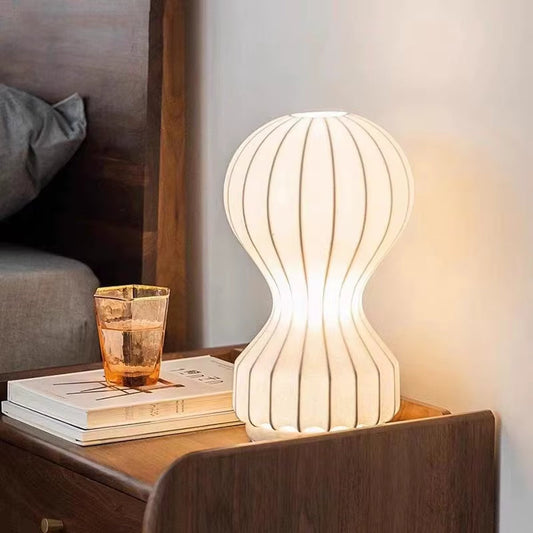 Modern vit cocoon bordslampa med skulptural design för sovrum vardagsrum och läshörna