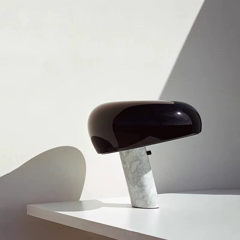 Italiensk inspirerad bordslampa med rund vit kupol och modern design för sovrum och vardagsrum