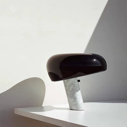 Italiensk inspirerad bordslampa med rund vit kupol och modern design för sovrum och vardagsrum