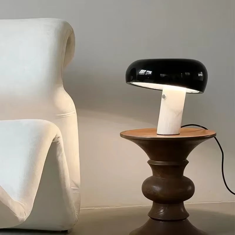 Italiensk inspirerad bordslampa med rund vit kupol och modern design för sovrum och vardagsrum