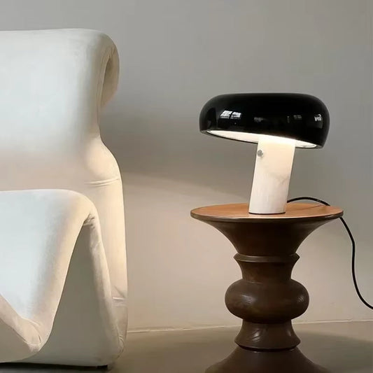 Italiensk inspirerad bordslampa med rund vit kupol och modern design för sovrum och vardagsrum