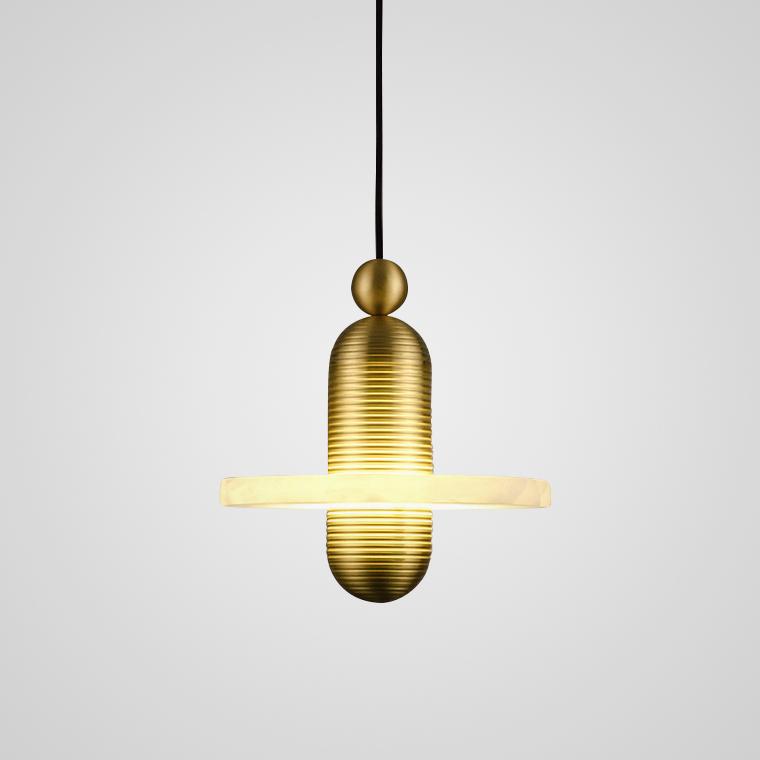 Modern alabaster taklampa i järn och marmorimitation med justerbar höjd